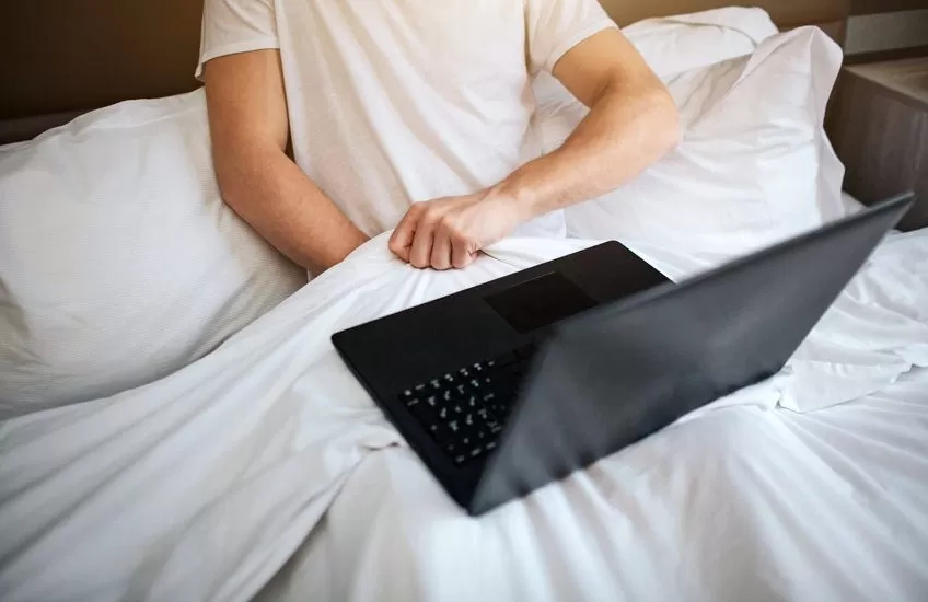 ¿Por qué tu erección es firme cuando te masturbas y no la consigues cuando tienes sexo con una chica?