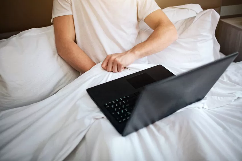 ¿Por qué tu erección es firme cuando te masturbas y no la consigues cuando tienes sexo con una chica?